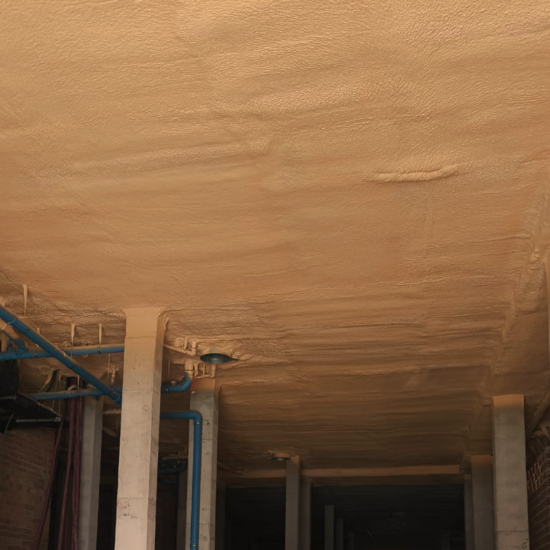 Projecció d’escuma de poliuretà en sostres