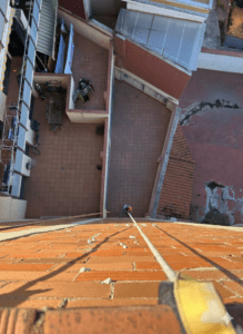 Operari de Terpolar realitzant insuflat de llana de roca en una nau industrial