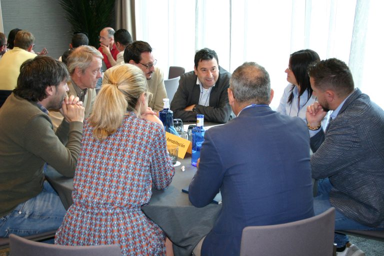 Grupo de expertos y profesionales del sector debatiendo sobre la rehabilitación energética