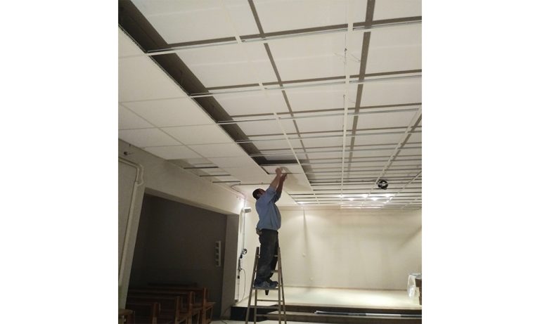 Formació d'un sostre acústic fals a la sala d'actes d'una escola a Osona
