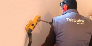 Insuflat de càmeres amb poliuretà granulat reciclat