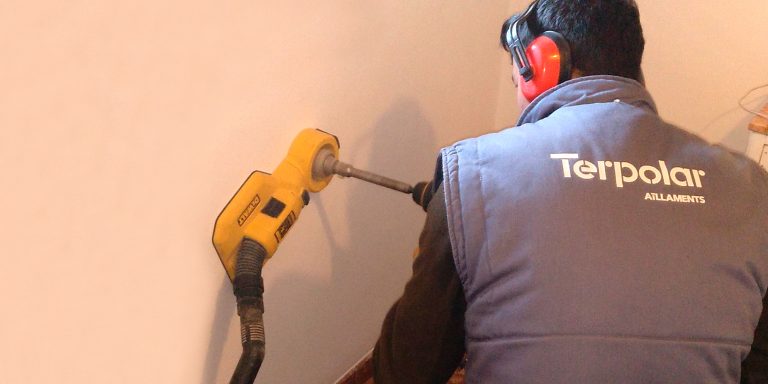 Insuflat de càmeres amb poliuretà granulat reciclat