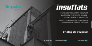 Tècnic de Terpolar aplicant aïllament insuflat en una rehabilitació per accelerar l'obra sense perdre espai.